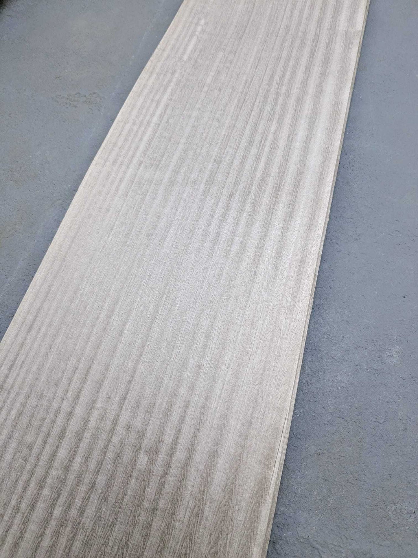 Detail van zilverwit geverfd houtfineer zonder backing, toont de natuurlijke nerf en matte afwerking voor creatieve toepassingen.