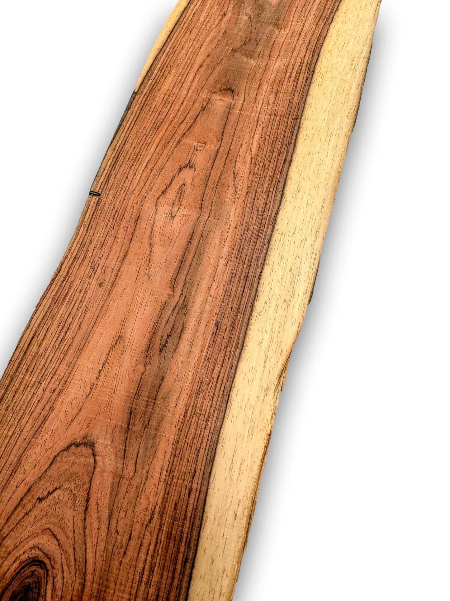 Detail van Palissander fineer met contrasterende kern en spint, perfect voor ambachtelijke toepassingen en decoratieve afwerkingen.