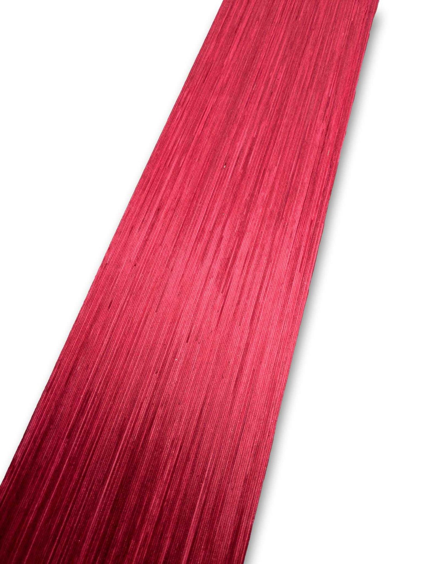 Detail van rood designfineer strook 215x17 cm met door-en-door kleur, ideaal voor renovatie en kunstzinnige houtbewerking.