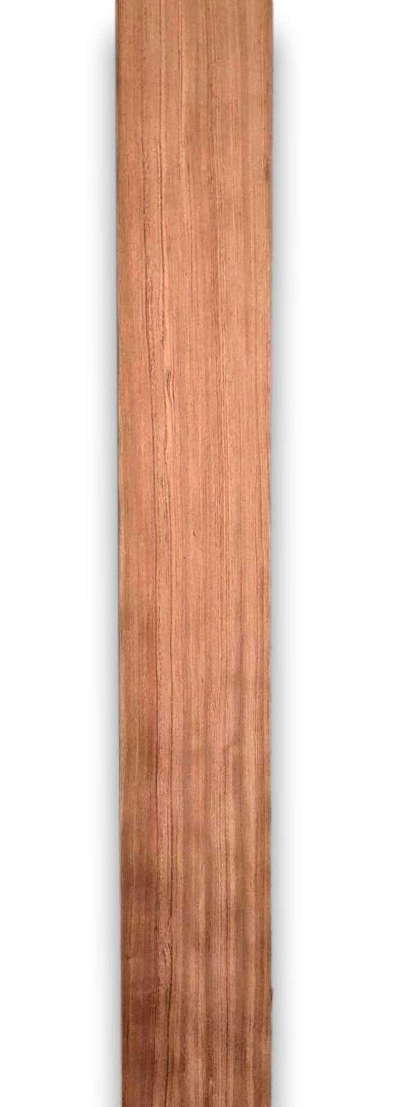 Rechthoekige strook bubinga fineer 235 x 20 cm met warme houttint en fijne nerfstructuur. Perfect voor renovatie of decoratieve toepassingen.