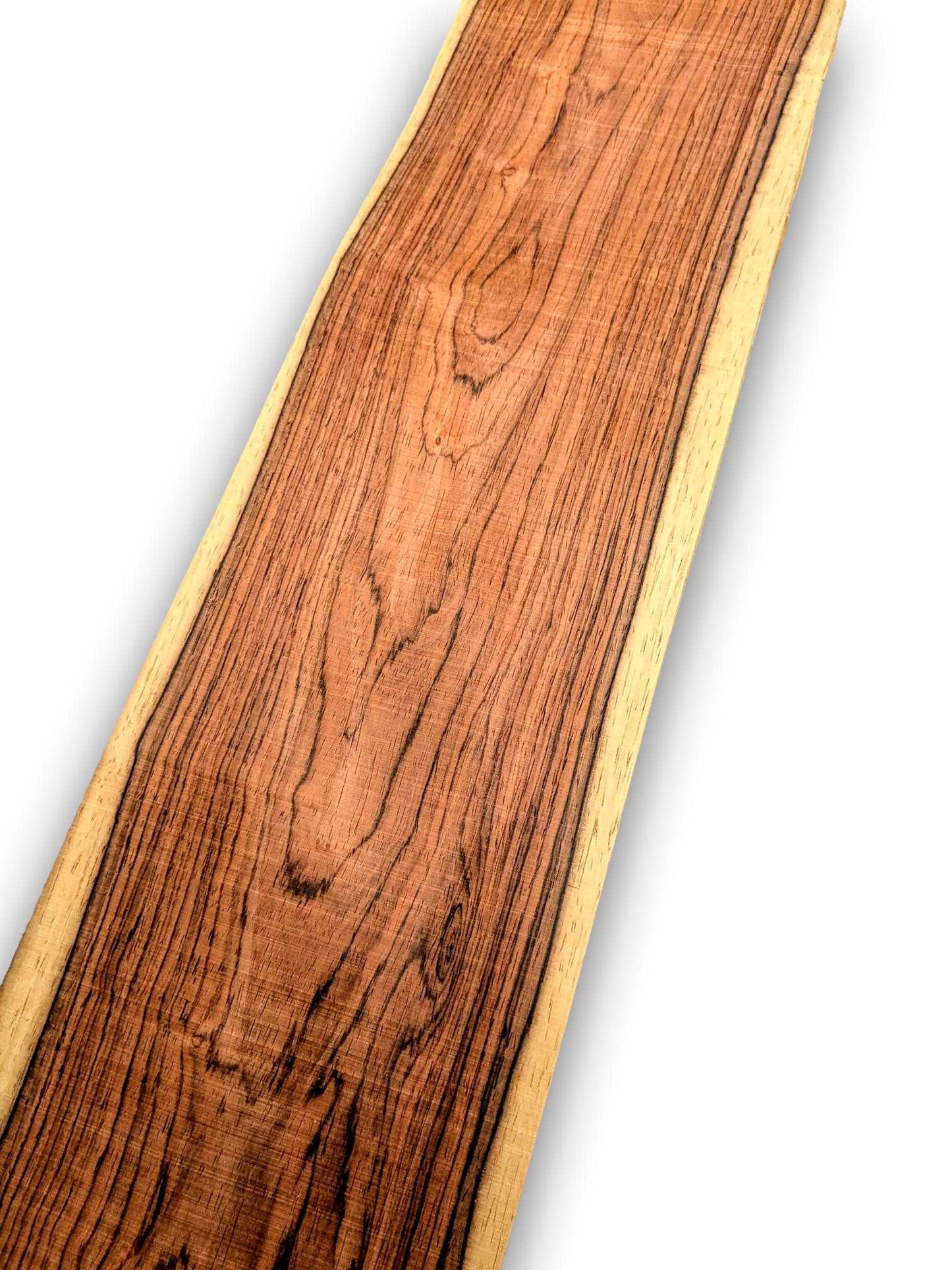 Natuurlijk Palissander fineervel met levendige houtnerf, formaat 90 x 15 cm, perfect voor renovatie of kunstzinnige houtbewerking.