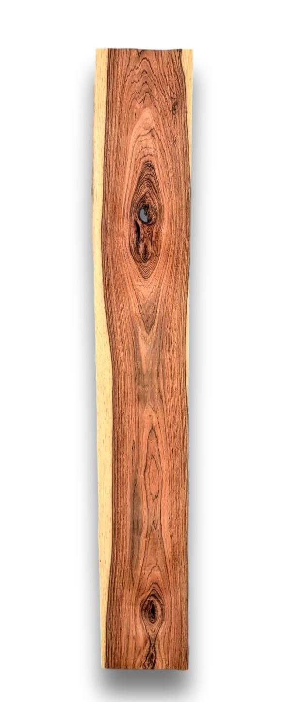 Onbehandeld Palissander fineervel van 100 x 16 cm met opvallende houttekening, perfect voor panelen of kunstprojecten.