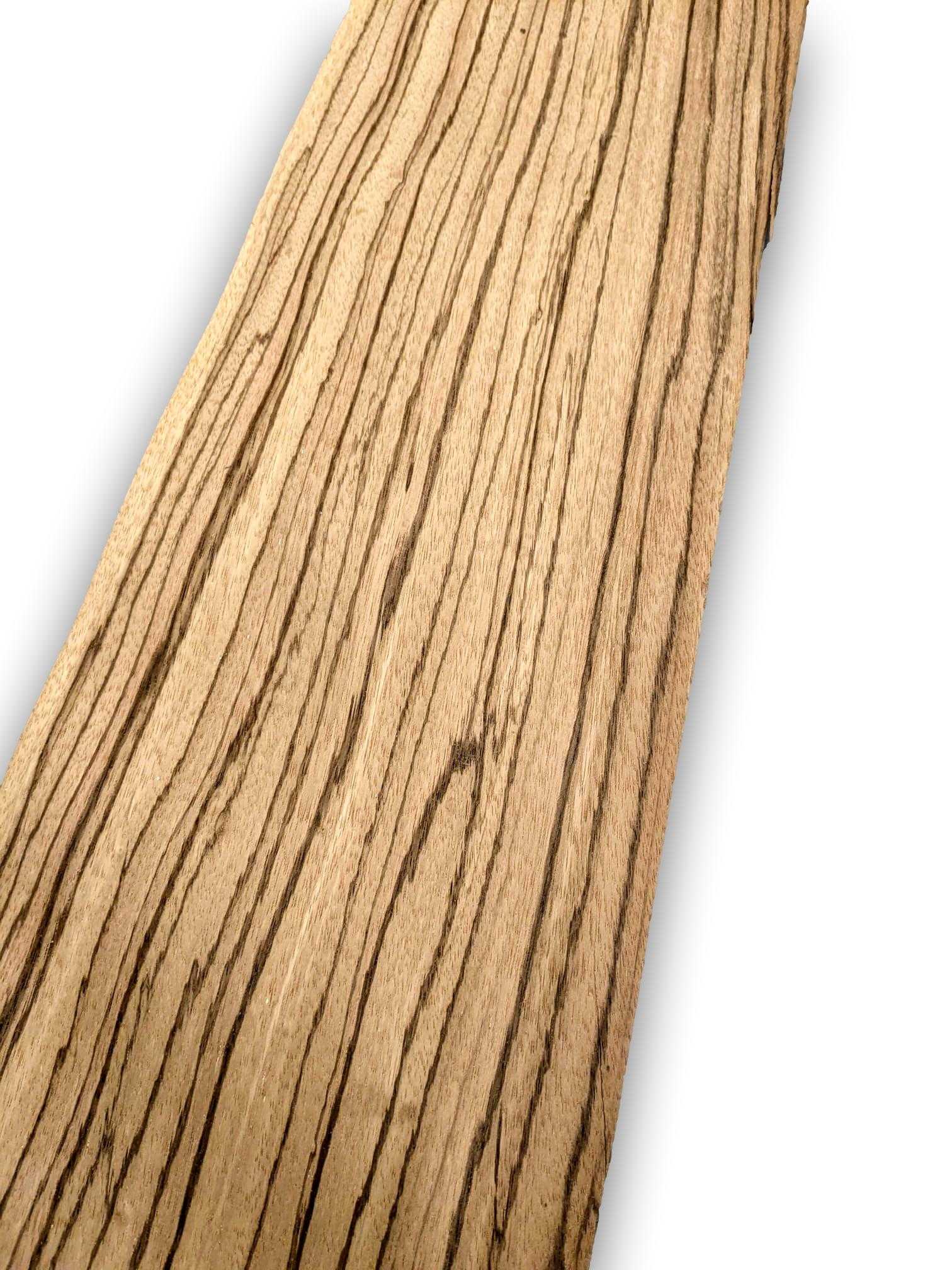 Detail van zebrano fineer met karakteristieke donkere strepen, perfect voor kunst- en knutseltoepassingen.