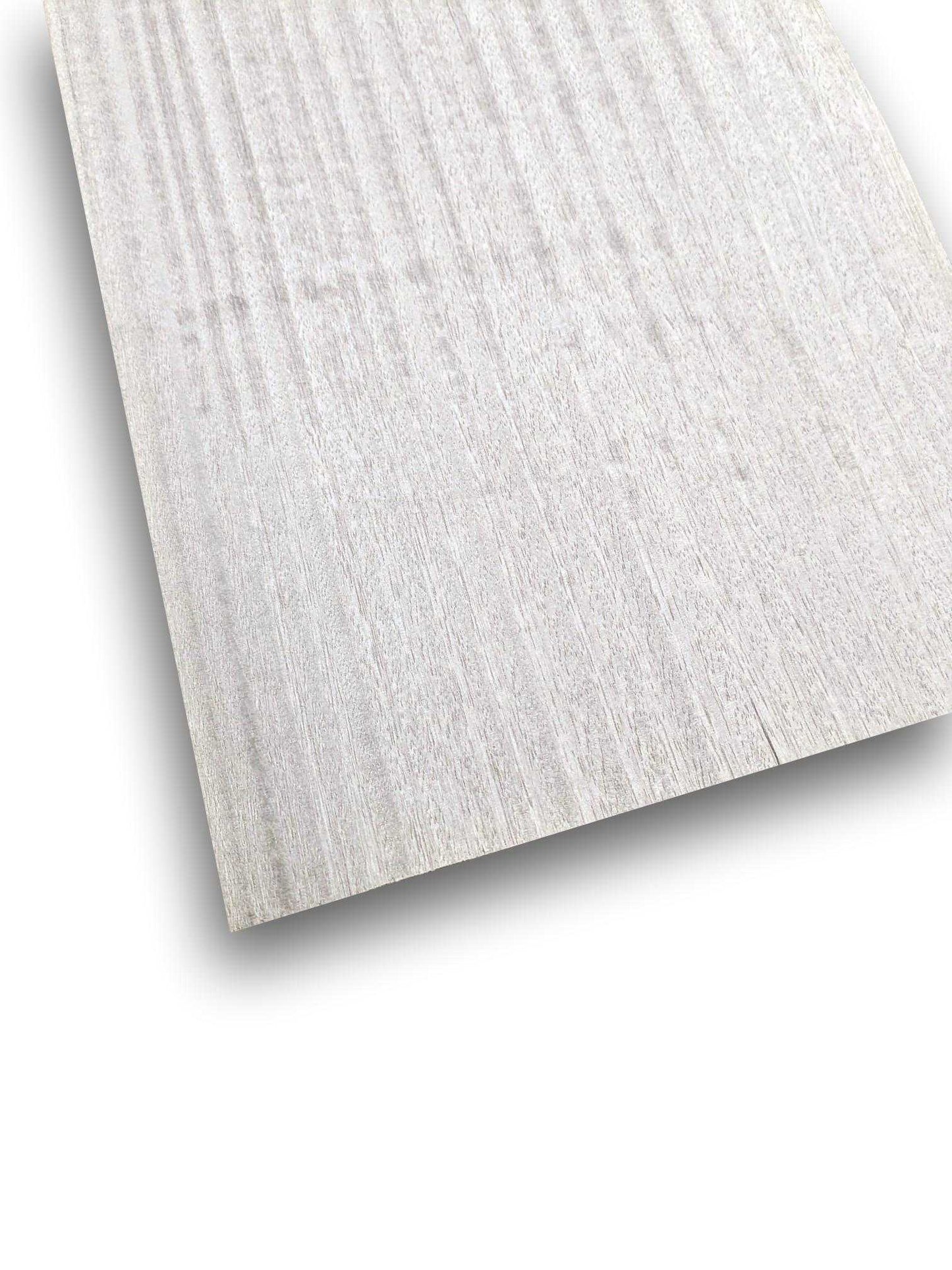 Zilverwit houtfineer vel van 100 x 21 cm met fijne nerfstructuur, geverfd en onbehandeld voor meubelbekleding of restauratie.