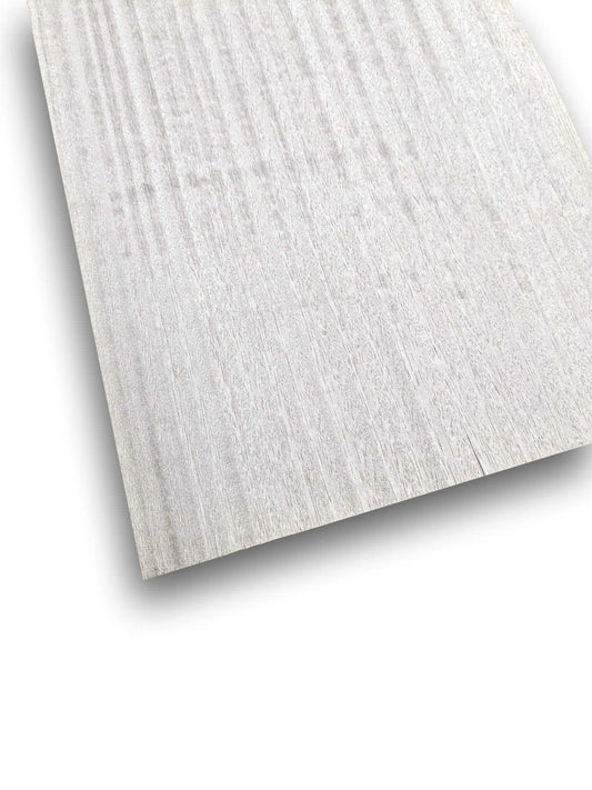 Zilverwit houtfineer vel van 100 x 21 cm met fijne nerfstructuur, geverfd en onbehandeld voor meubelbekleding of restauratie.