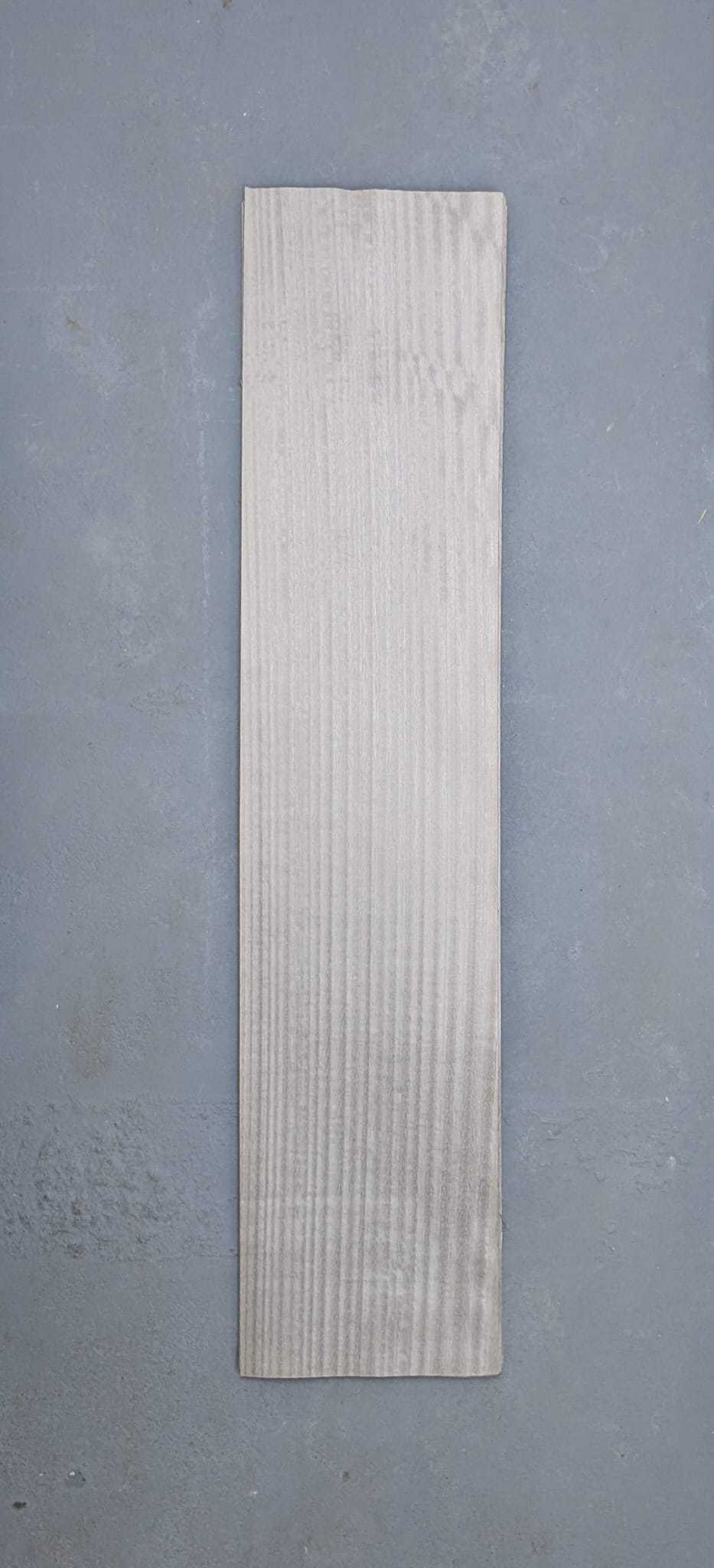 Langwerpig zilverwit eucalyptus fineervel van 100 x 21 cm, los geleverd en geschikt voor marqueterie of renovatieprojecten.