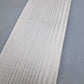 Detail van zilverwit geverfd houtfineer zonder backing, toont de natuurlijke nerf en matte afwerking voor creatieve toepassingen.