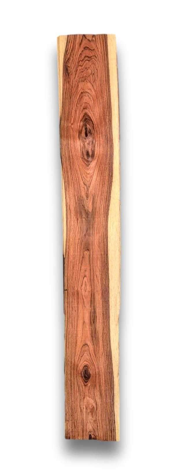 Langwerpig vel naturel Palissander fineer zonder backing, geschikt voor marqueterie, renovatie en creatieve houtbewerking.