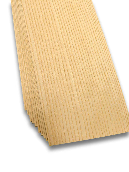 Bundel van 32 vellen essen houtfineer, naturel en onbehandeld, formaat 140 x 11 cm. Ideaal voor meubelbekleding en restauratieprojecten.