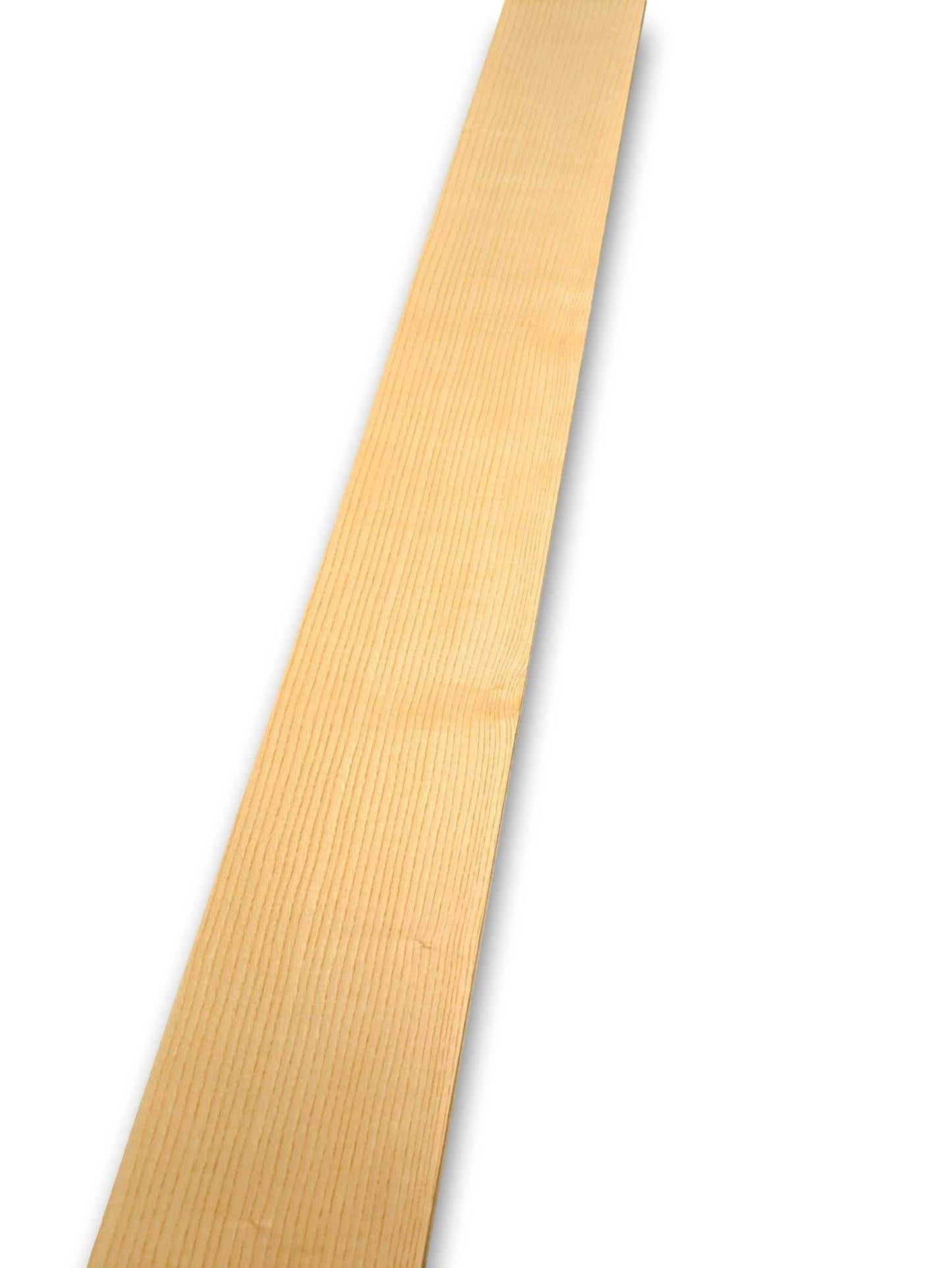 Lang vel essen fineer van 140 x 11 cm met natuurlijke houtnerf, geschikt voor marqueterie en creatieve toepassingen in houtbewerking.