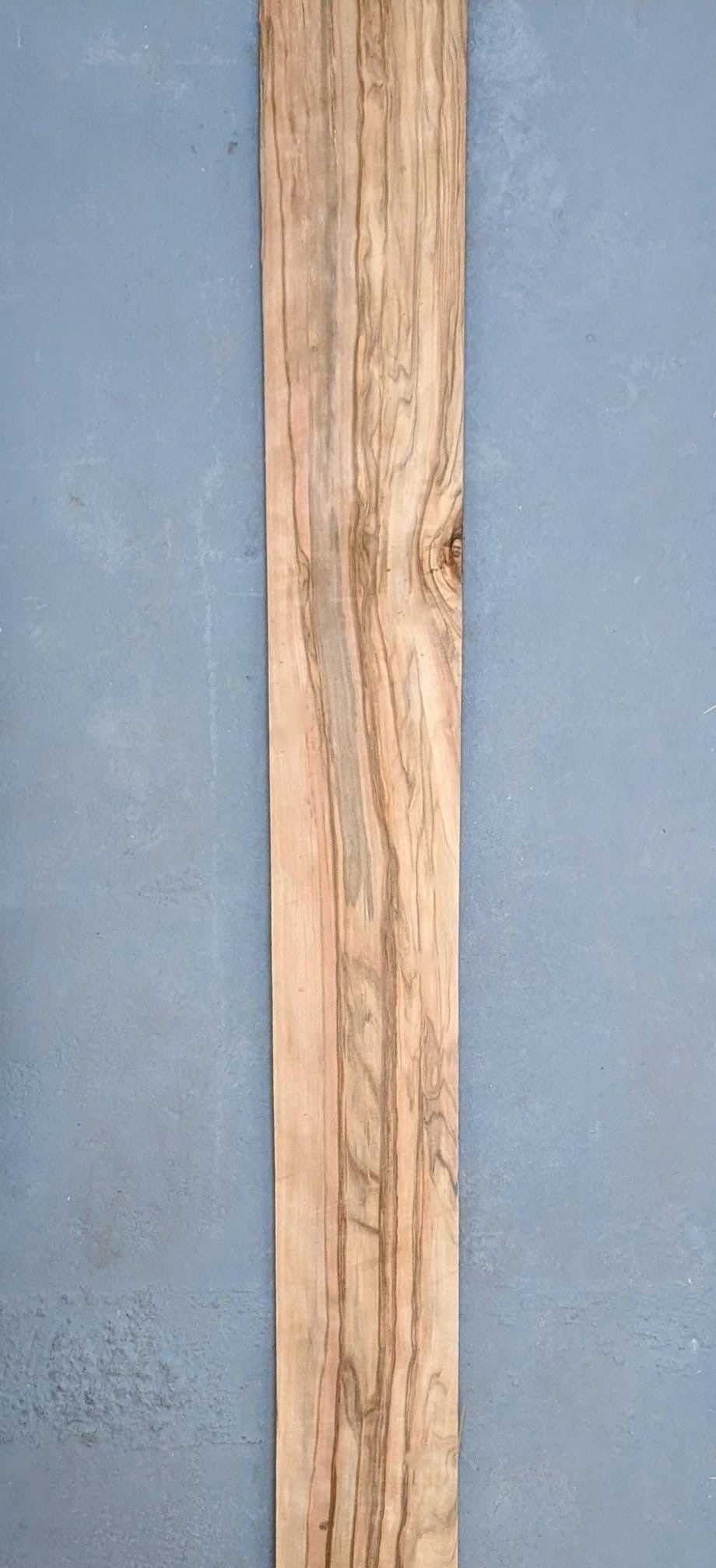 Langwerpig vel naturel Red gum (satijnnoten) fineer 140 x 15 cm, onbehandeld en zonder backing, geschikt voor marqueterie of renovatie.