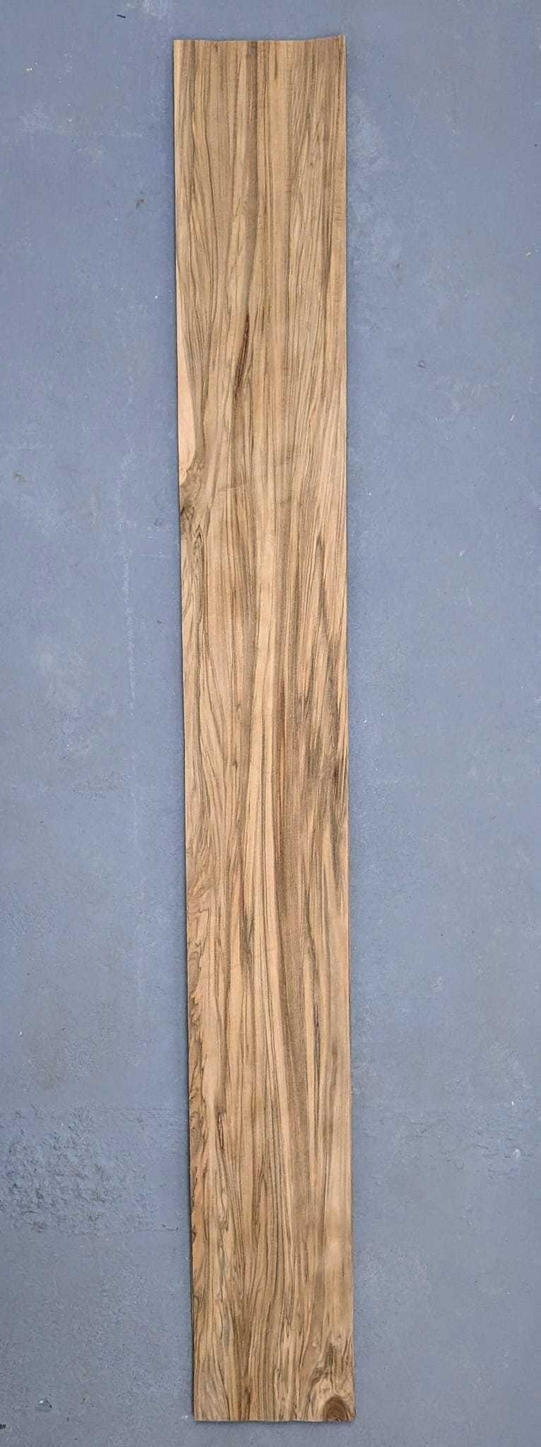 Langwerpig vel Red gum (satijnnoten) fineer 140 x 17 cm, naturel en onbehandeld, geschikt voor marqueterie of panelenbekleding.