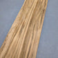 Detail van Red gum (satijnnoten) houtfineer met vloeiende nerfstructuur, los vel van 140x17 cm voor creatieve houtprojecten.