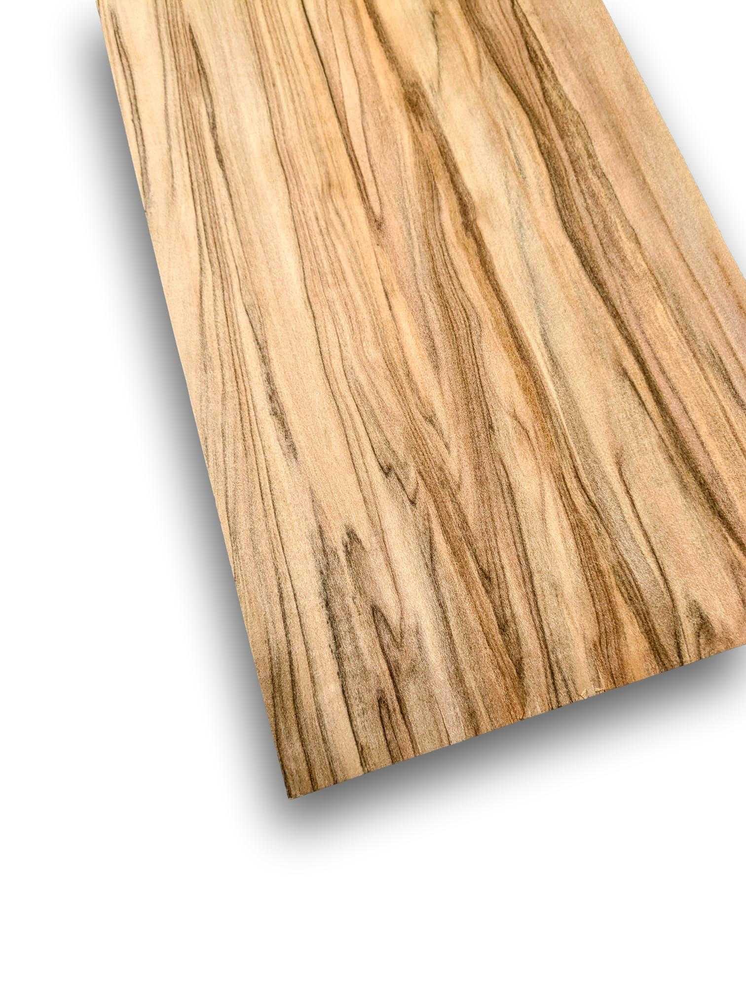 Red gum (satijnnoten) houtfineer 140x18 cm met natuurlijke tekening en warme tinten, ideaal voor meubelbekleding of restauratieprojecten.