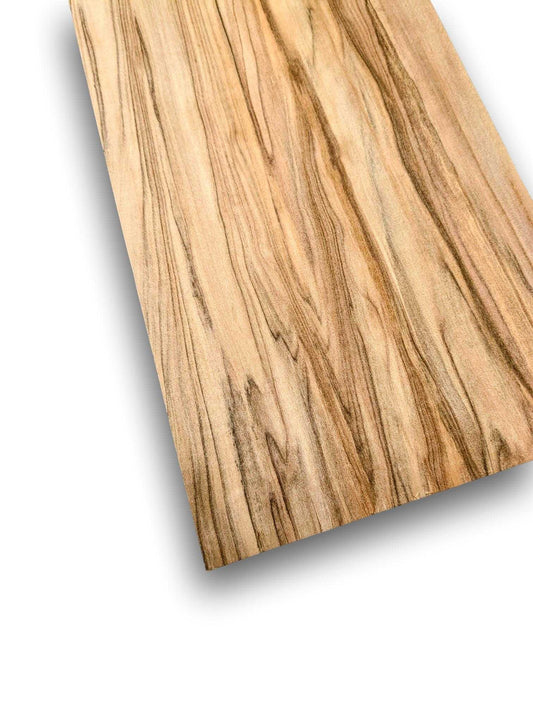 Red gum (satijnnoten) houtfineer 140x18 cm met natuurlijke tekening en warme tinten, ideaal voor meubelbekleding of restauratieprojecten.