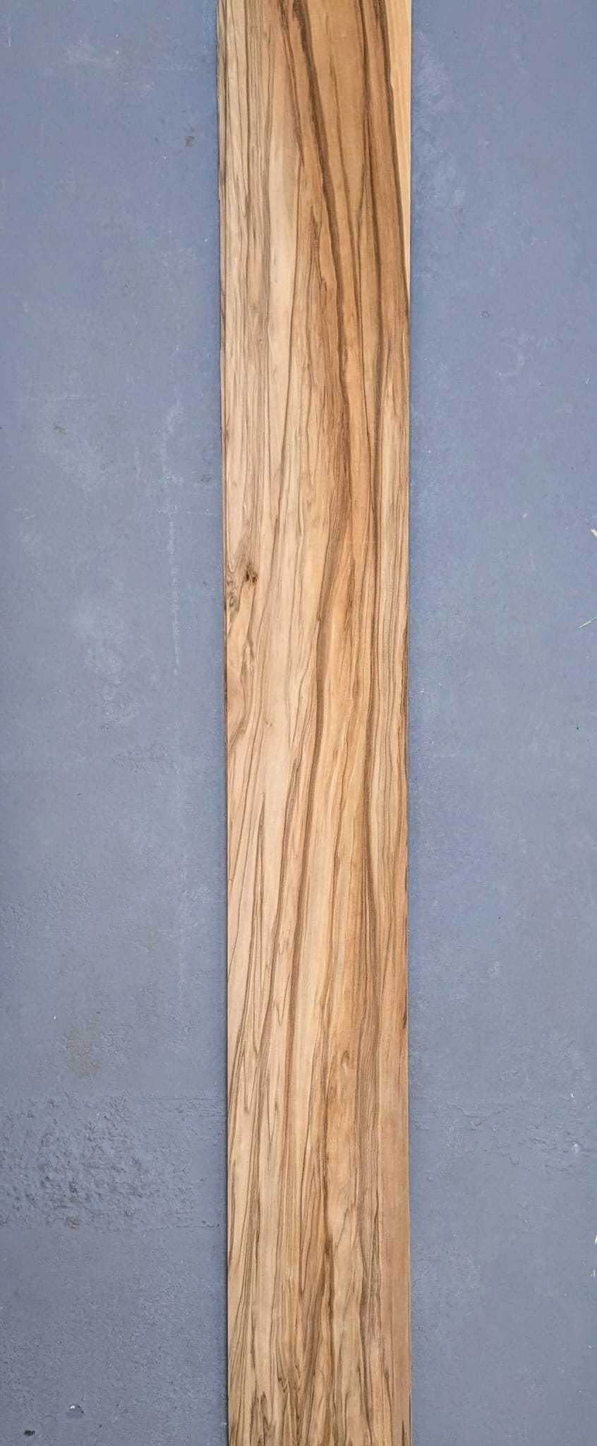 Langwerpig vel Red gum (satijnnoten) fineer 140 x 18 cm, naturel en onbehandeld, geschikt voor marqueterie of fineerwerk op panelen.