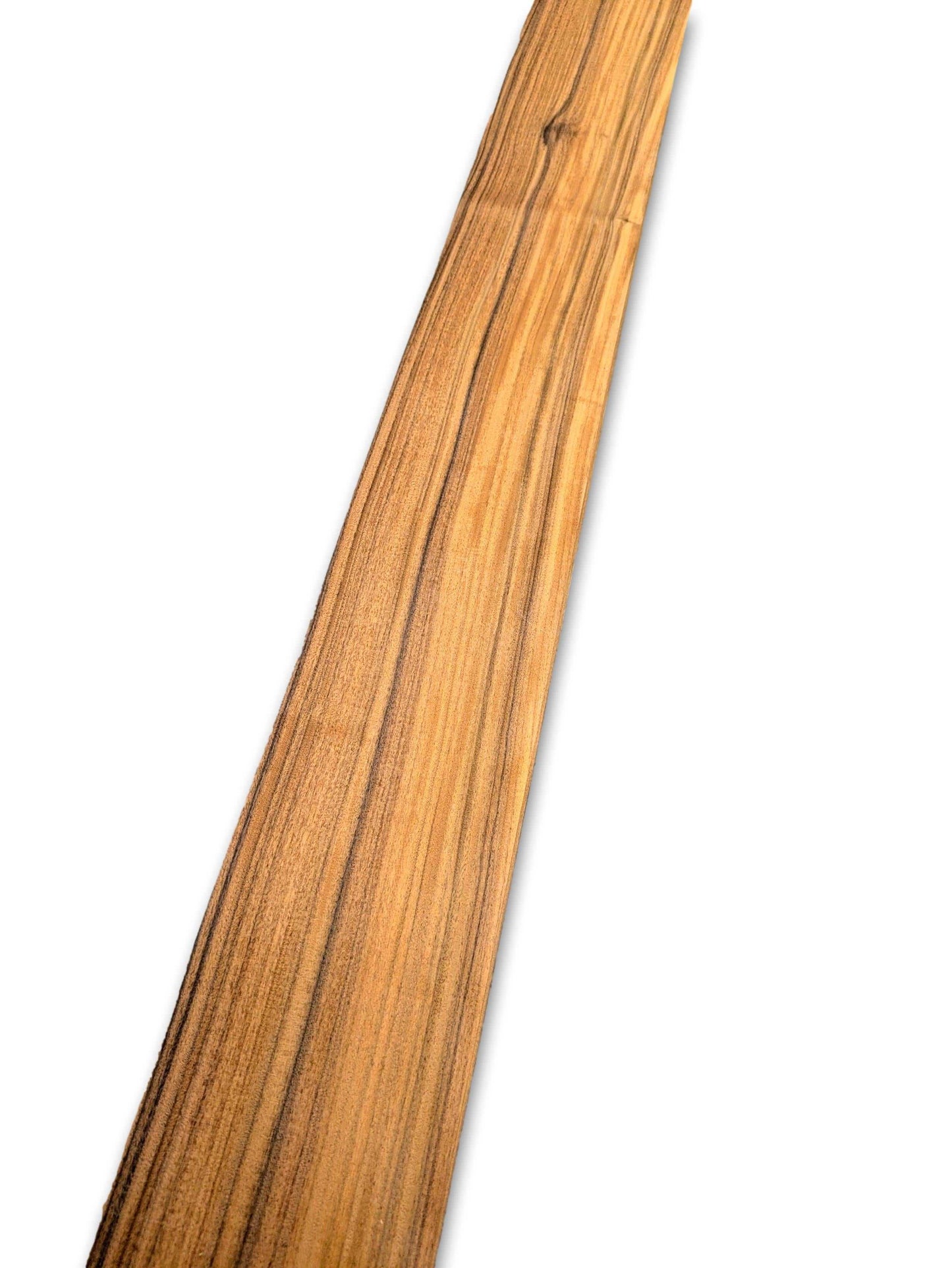 Langwerpig vel naturel Santos Palissander fineer zonder backing, geschikt voor marqueterie en creatieve houtbewerkingstoepassingen.