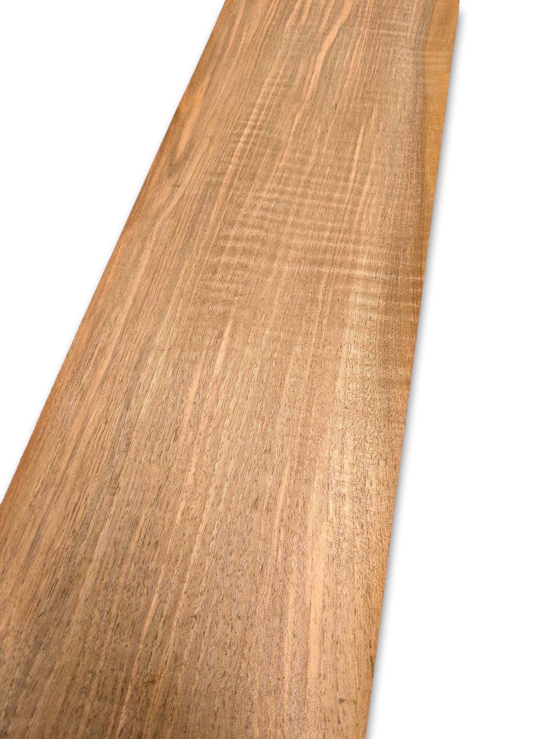 Natuurlijk walnoot fineer zonder backing, 150x40 cm. Ideaal voor renovatieprojecten en creatieve houtbewerking.