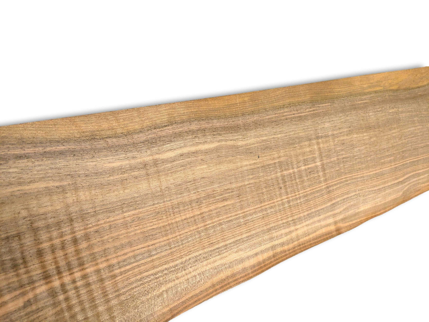 Langwerpig vel naturel walnoot fineer zonder backing, geschikt voor marqueterie en creatieve houtbewerking.