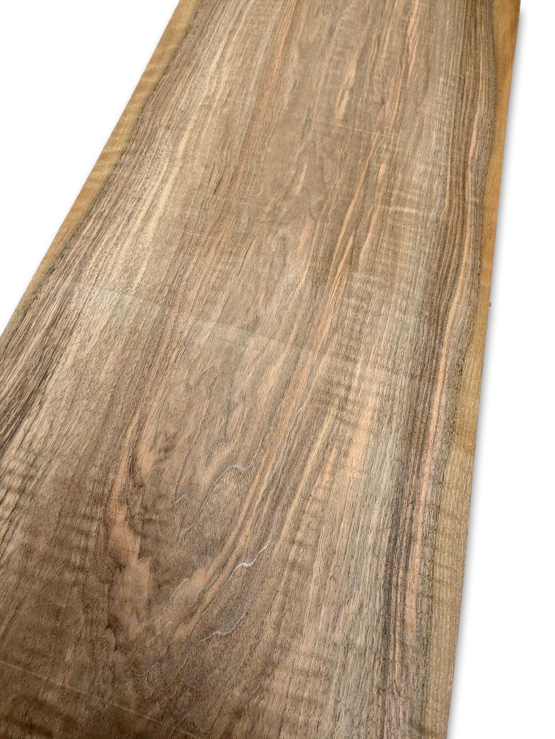 Onbehandeld walnoot fineer 165 x 25 cm met duidelijk zichtbare houtnerf, geschikt voor marqueterie of creatieve houtbewerking.