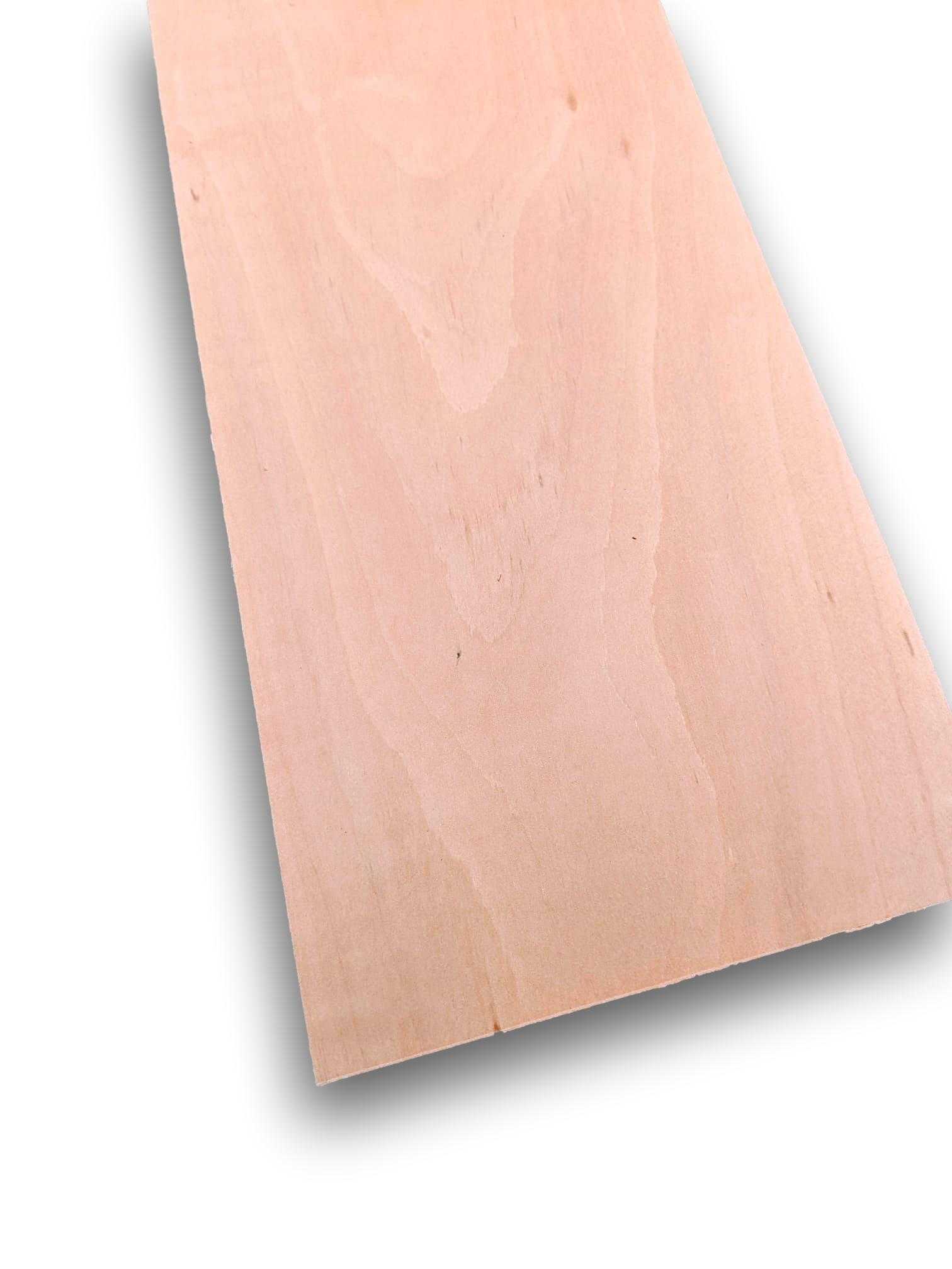 Peren fineer 175 x 15 cm in naturel, onbehandelde afwerking met zichtbare houtnerf. Ideaal voor meubelbekleding of restauratieprojecten.