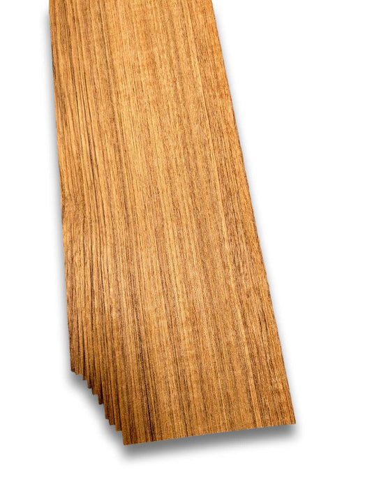 Bundel van 23 vellen naturel teak houtfineer van 180 x 11 cm, geschikt voor meubelbekleding en restauratieprojecten.