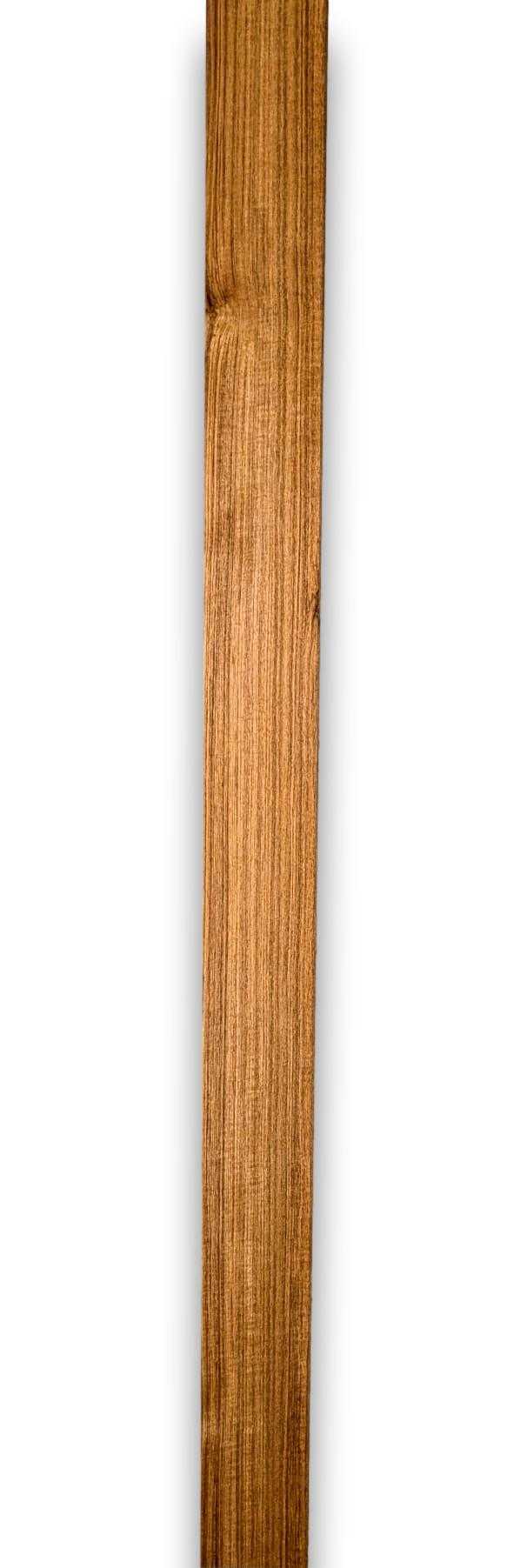 Detail van een strook teak houtfineer met natuurlijke nerfstructuur, onderdeel van een bundel van 23 vellen voor creatieve toepassingen.