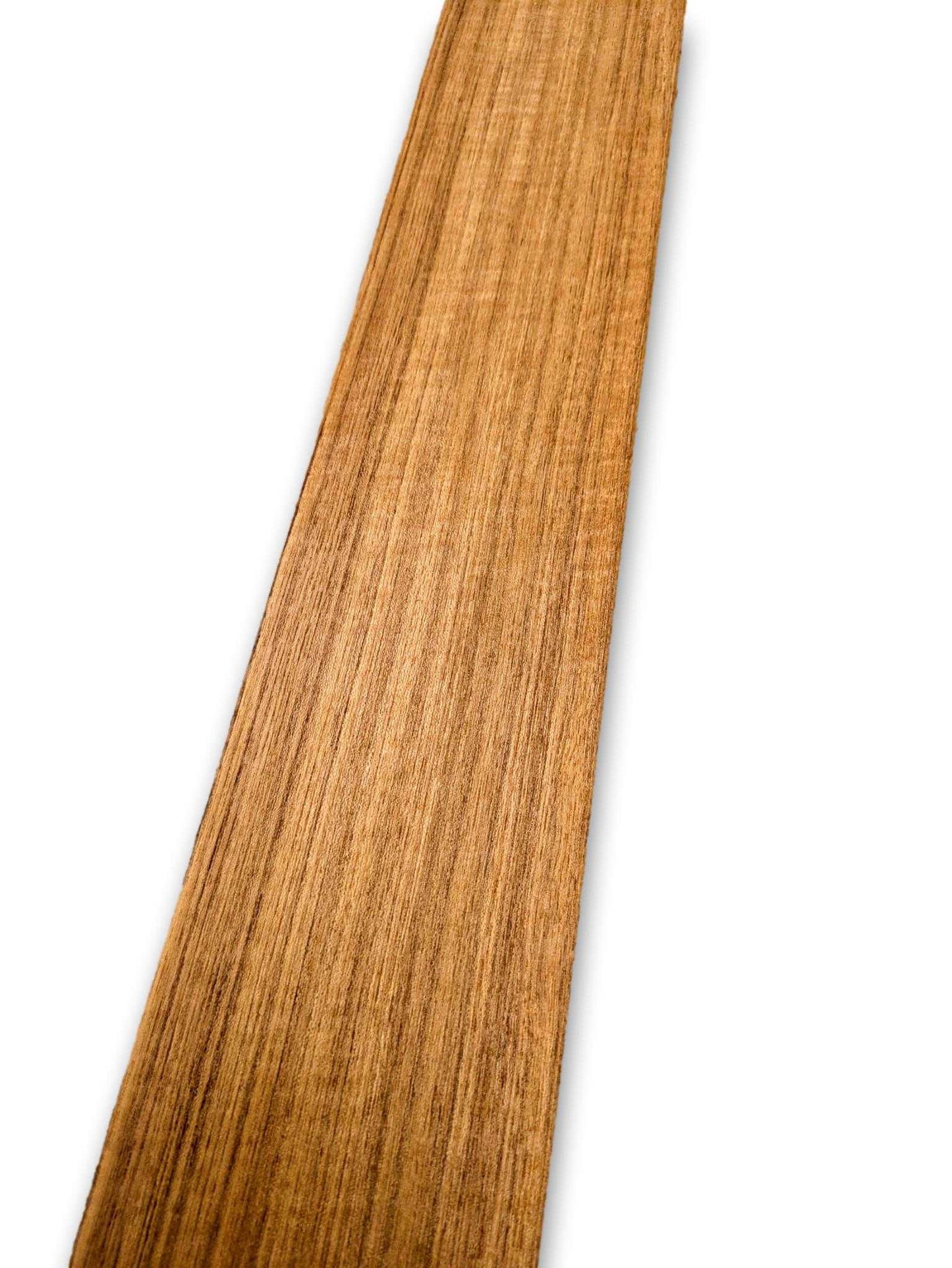 Langwerpig vel teak houtfineer van 180 x 11 cm, onbehandeld en zonder backing, ideaal voor marqueterie en renovatie.
