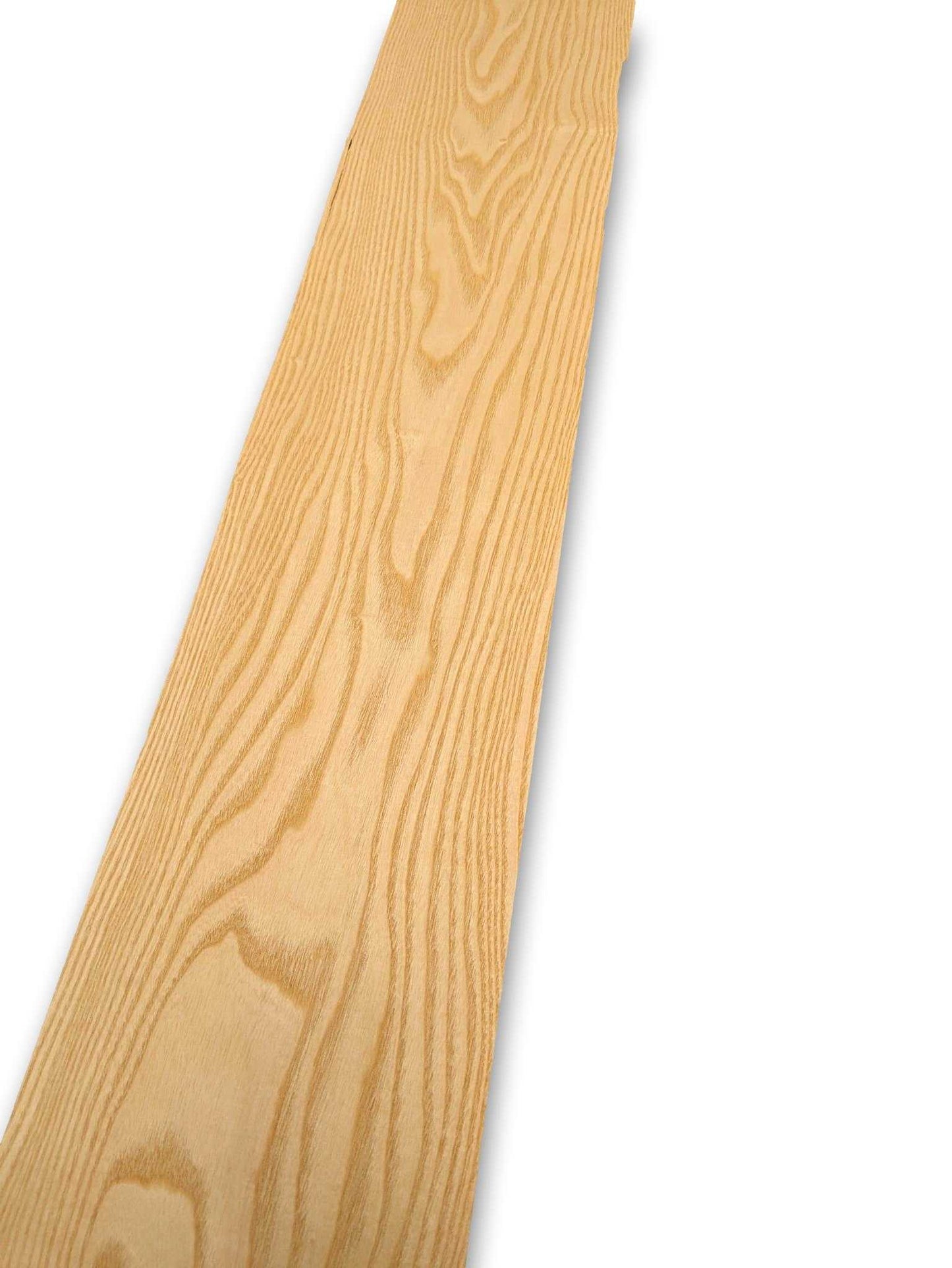 Langwerpig vel naturel essen fineer zonder backing, geschikt voor marqueterie en creatieve houtbewerking.