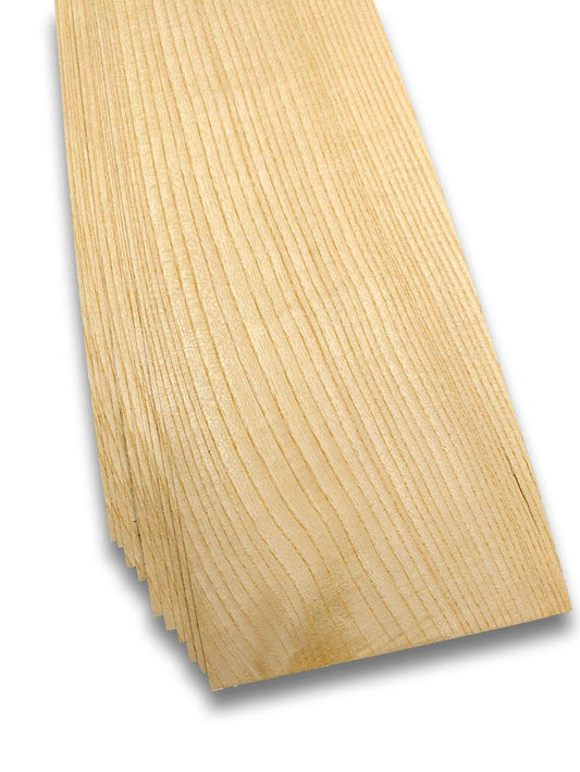 Bundel van 32 vellen essen houtfineer, 205 x 13 cm, naturel en onbehandeld. Ideaal voor meubelbekleding, renovatie en marqueterie.