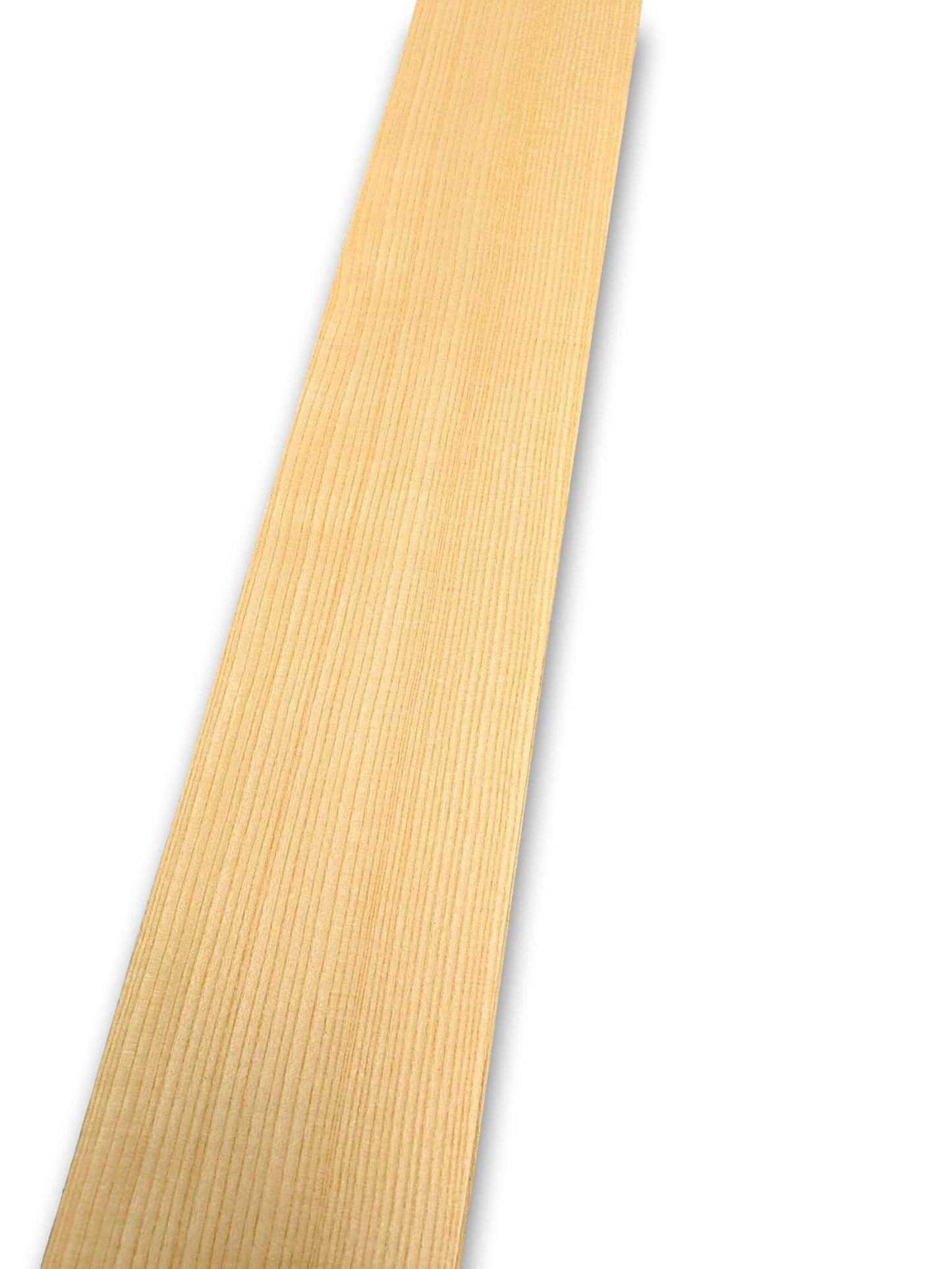 Los vel essen fineer van 205 x 13 cm met natuurlijke houtnerf. Geschikt voor restauratie, kunstprojecten en interieurafwerking.