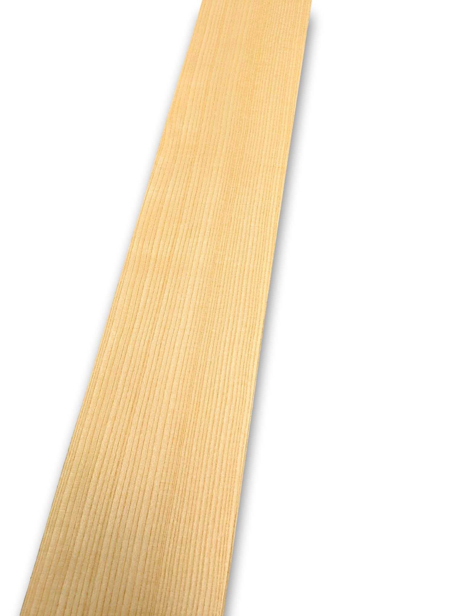 Los vel essen fineer van 205 x 13 cm met natuurlijke houtnerf. Geschikt voor restauratie, kunstprojecten en interieurafwerking.