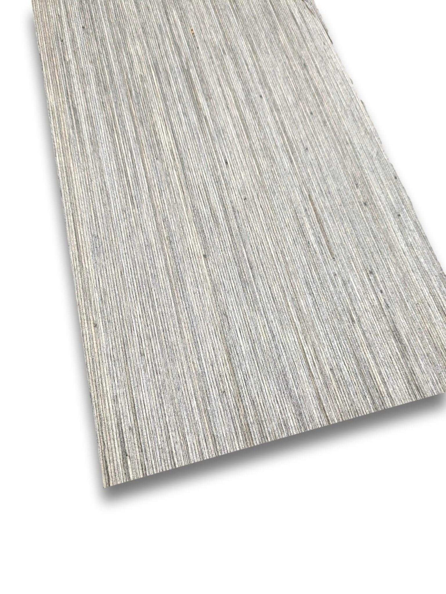 Grijs designfineer vel 205 x 17 cm met verticale houtnerfstructuur, geverfd en onbehandeld voor meubelbekleding of restauratieprojecten.