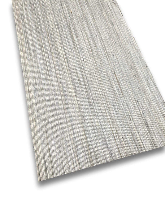 Grijs designfineer vel 205 x 17 cm met verticale houtnerfstructuur, geverfd en onbehandeld voor meubelbekleding of restauratieprojecten.