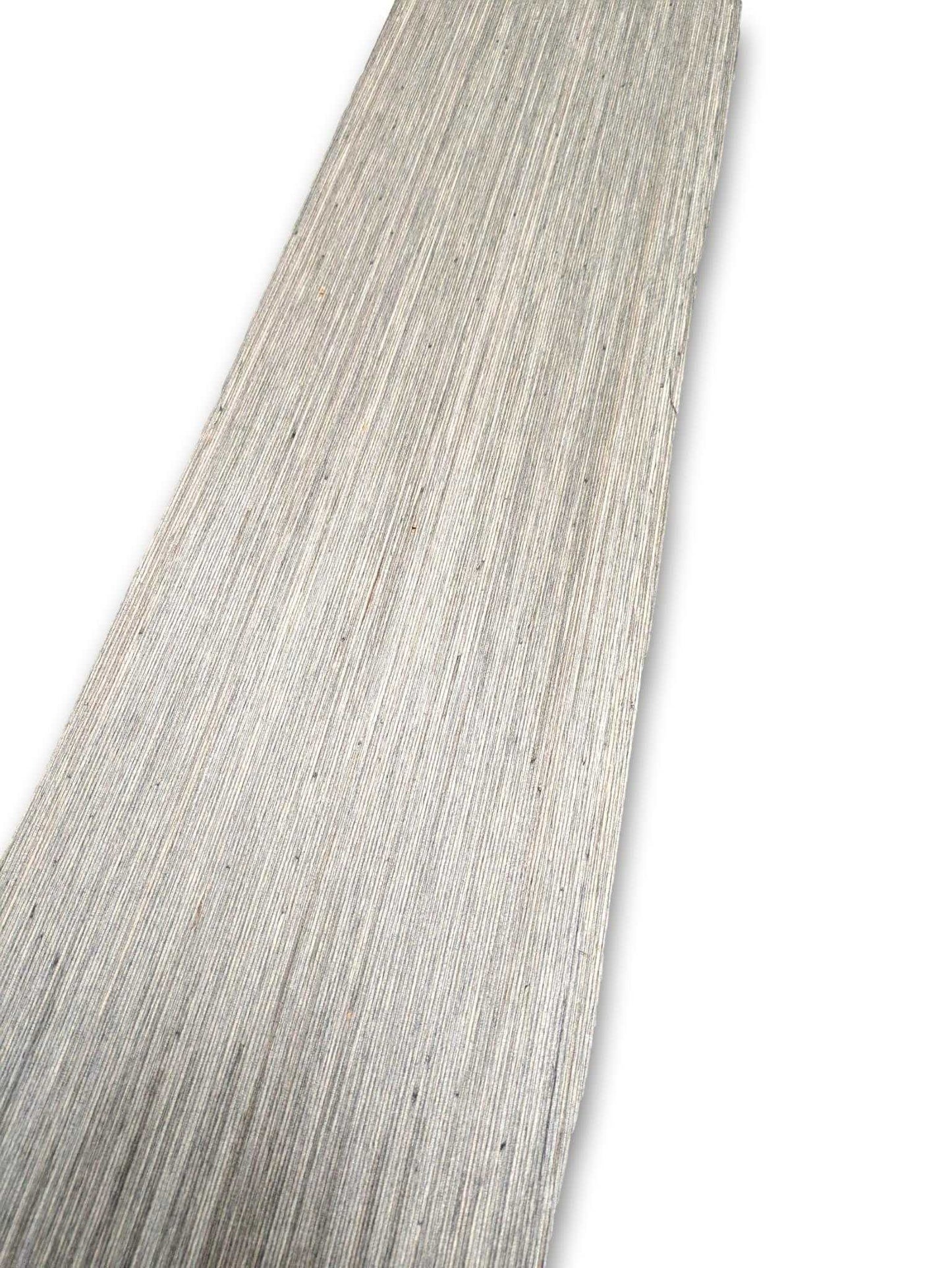 Los vel grijs geverfd berkenhoutfineer 205x17 cm, zonder backing en geschikt voor marqueterie of creatieve toepassingen.