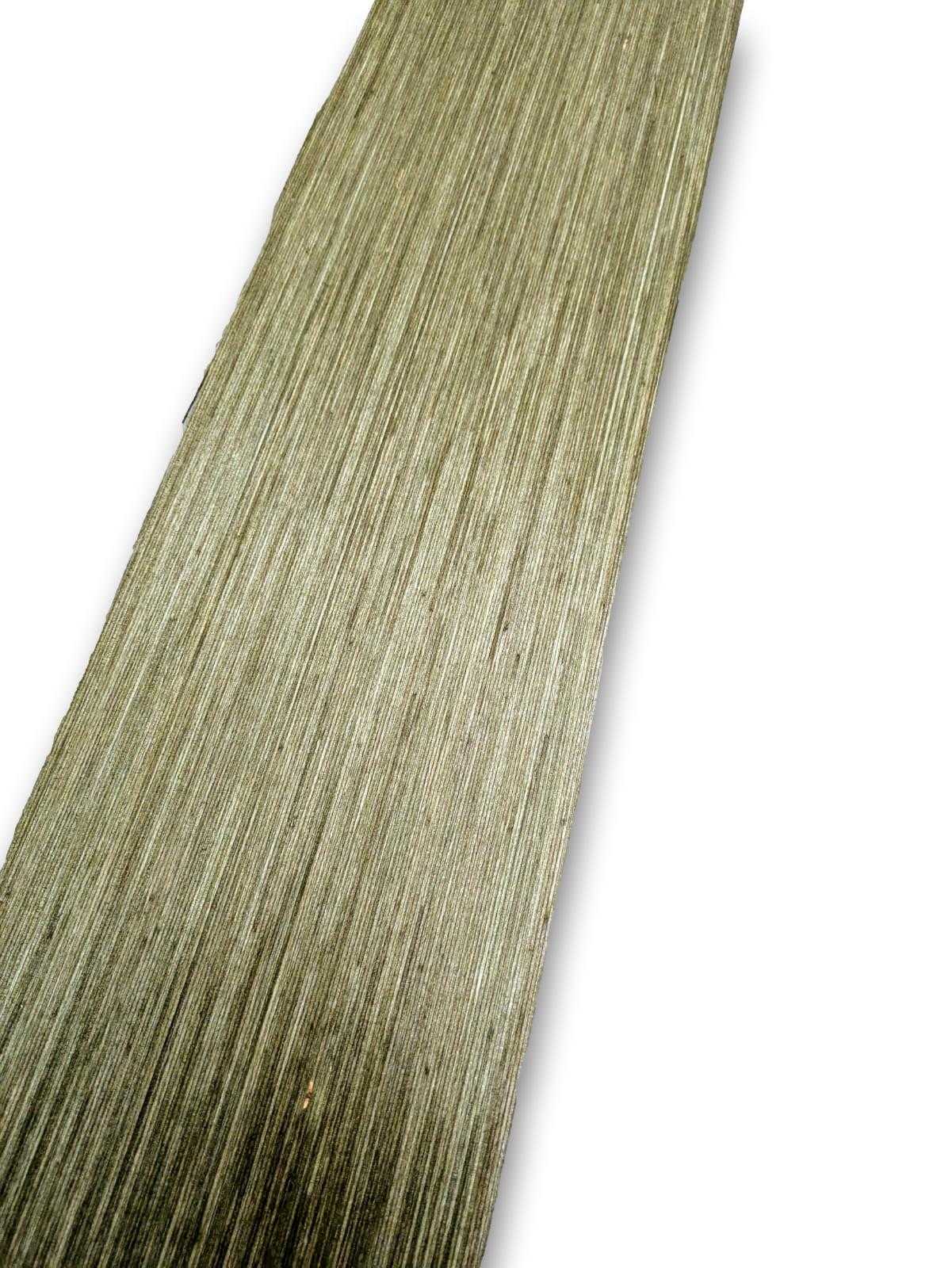 Los vel groen geverfd berken designfineer 210x16 cm, zonder backing en geschikt voor marqueterie of kunstprojecten.