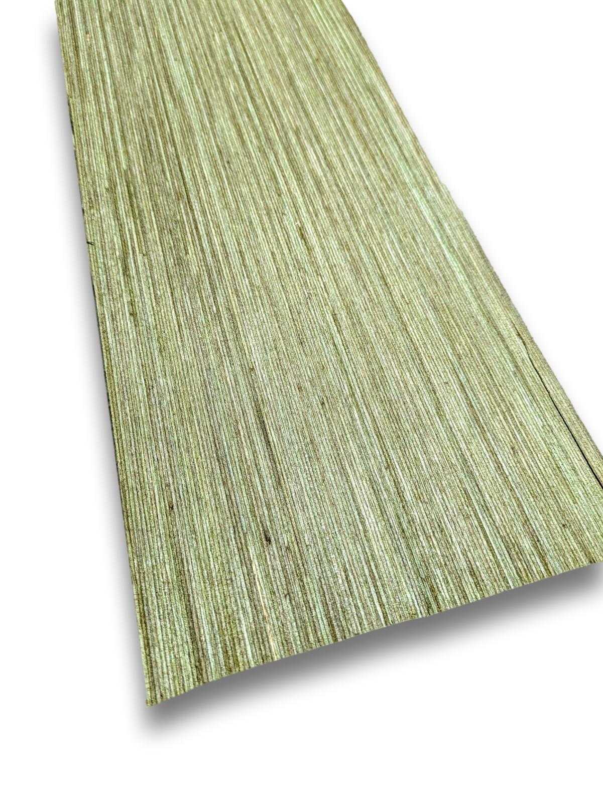 Groen designfineer vel 210 x 16 cm met verticale houtnerfstructuur, geverfd en onbehandeld voor meubelbekleding of restauratie.