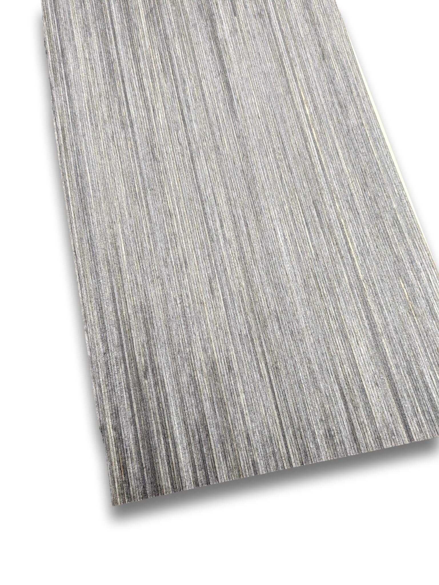 Antraciet designfineer vel van 210x20 cm met verticale houtnerfstructuur, geverfd en onbehandeld voor meubelbekleding of restauratie.