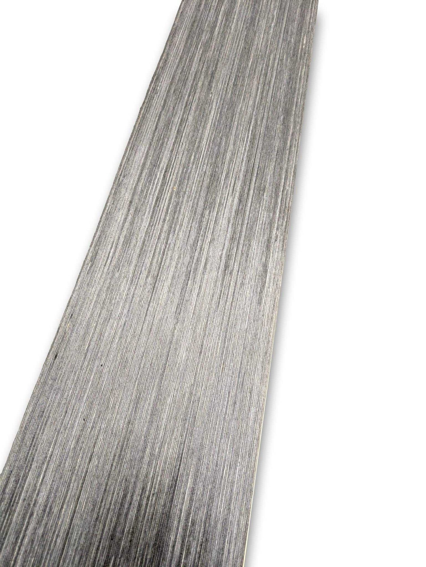 Langwerpig los vel antraciet designfineer 210x20 cm, door-en-door geverfd berkenhout zonder backing, geschikt voor interieurtoepassingen.