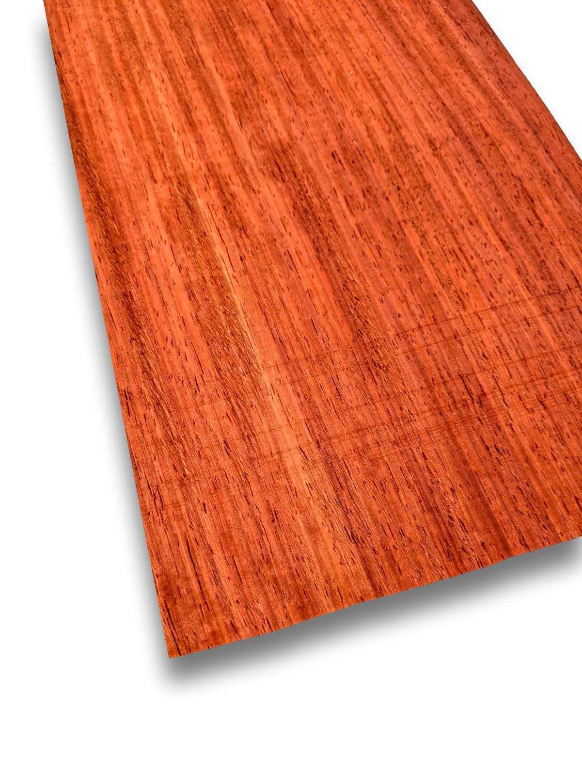 Padoek houtfineer 214 x 24 cm in naturel, onbehandelde afwerking met fijne nerfstructuur. Ideaal voor meubelbekleding of restauratieprojecten.