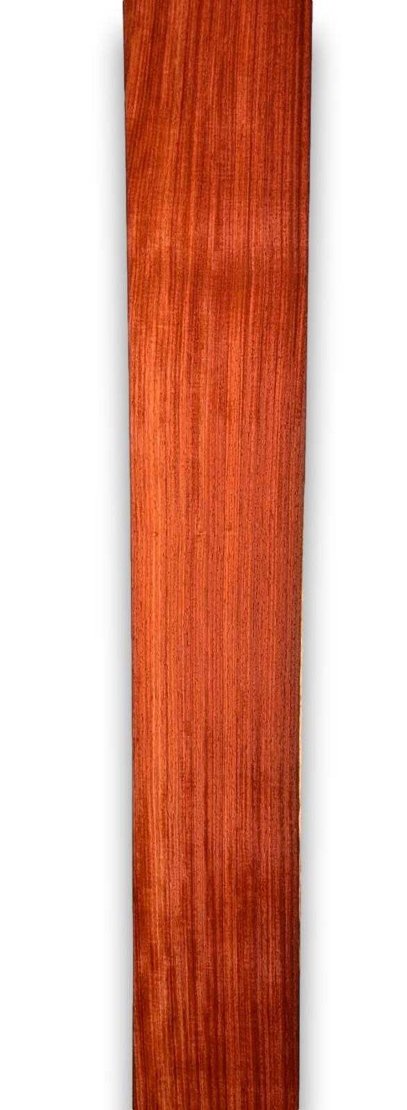 Los vel padoek fineer 214x24 cm met warme roodbruine tint en natuurlijke houttekening. Geschikt voor marqueterie of creatieve toepassingen.