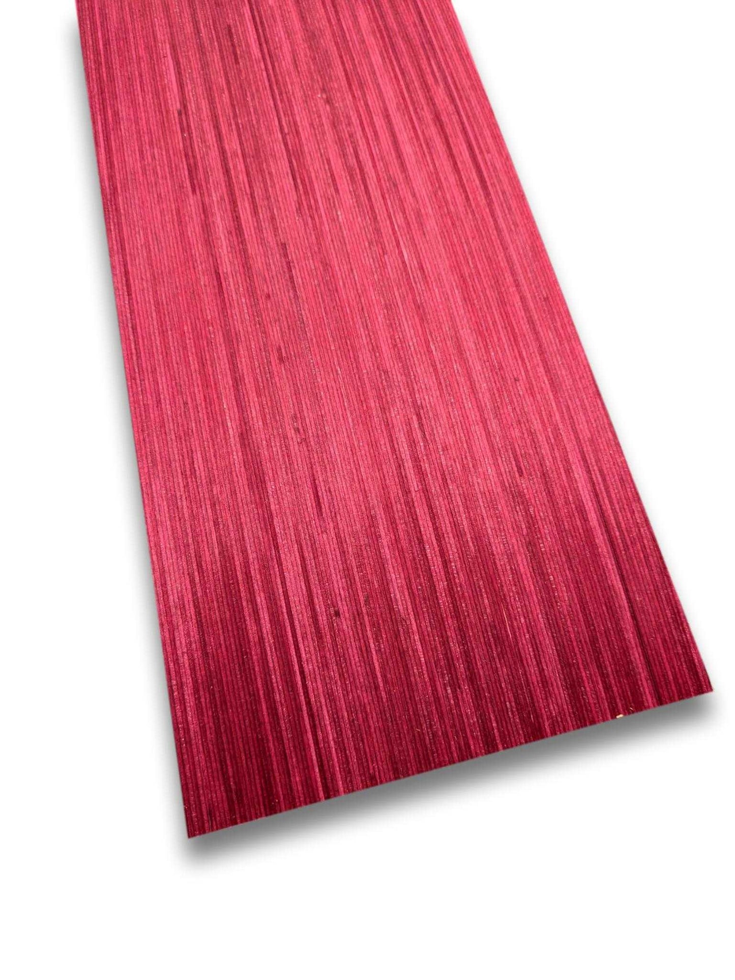 Rood designfineer vel van 215 x 17 cm met verticale houtnerfstructuur, geverfd en onbehandeld voor meubelbekleding of restauratie.