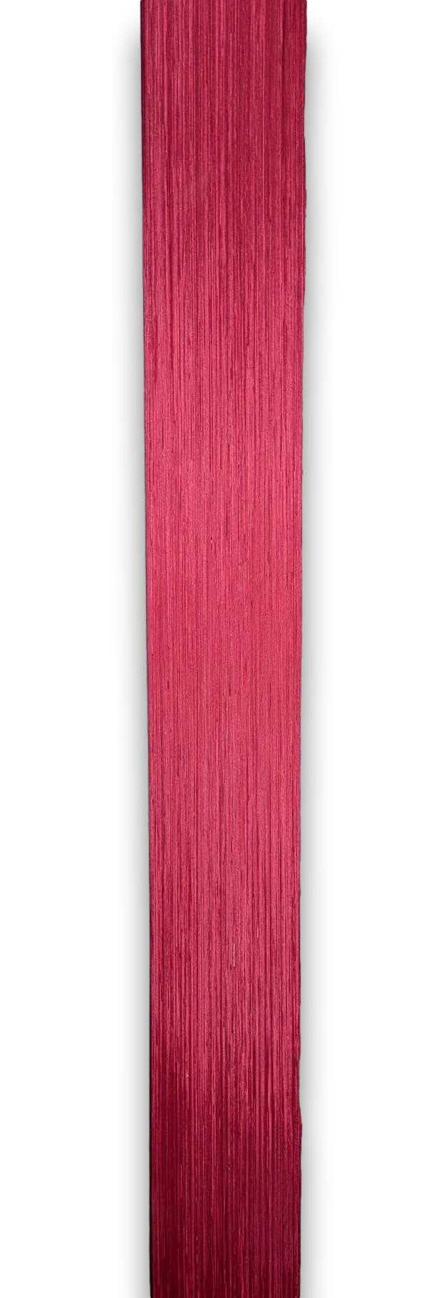 Langwerpig rood geverfd berken fineervel zonder backing, geschikt voor marqueterie en creatieve toepassingen in interieurprojecten.