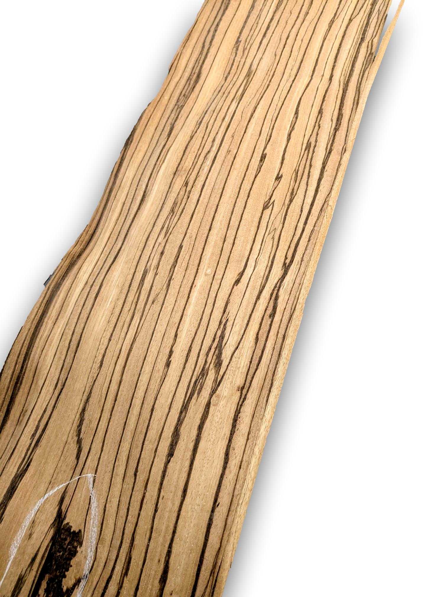 Zebrano fineer strook met karakteristieke donkere lijnen, 215 x 17 cm, perfect voor kunst- en knutseltoepassingen.