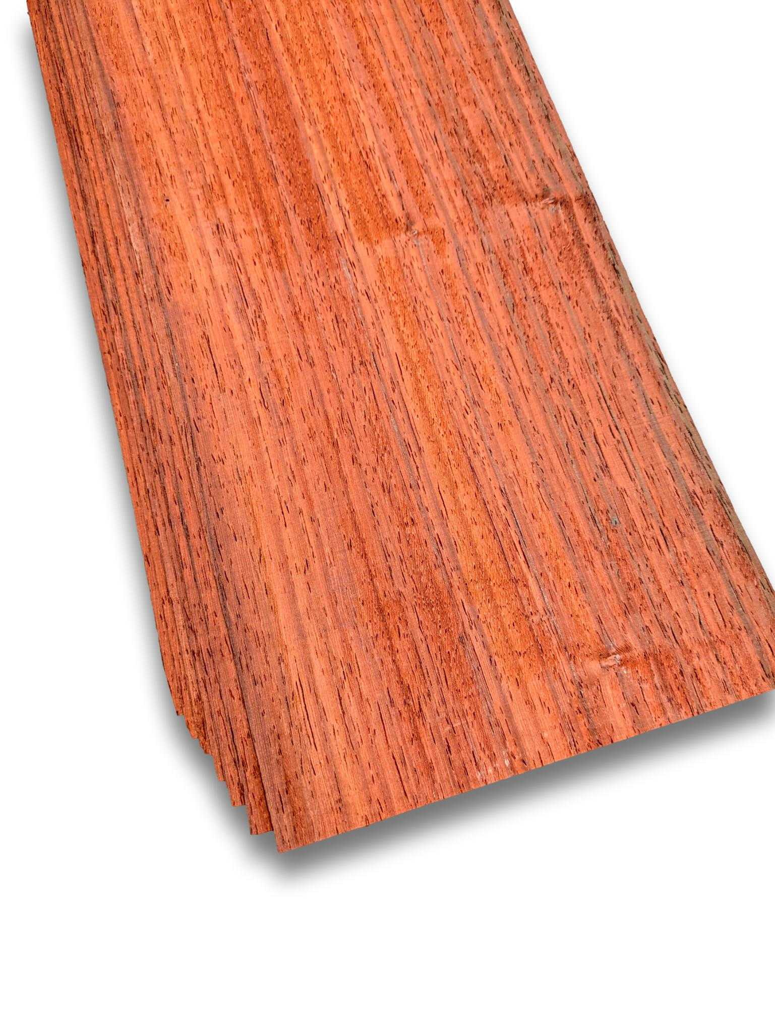 Bundel van 25 vellen padoek houtfineer 215x19 cm, naturel en onbehandeld. Ideaal voor meubelbekleding of restauratieprojecten.