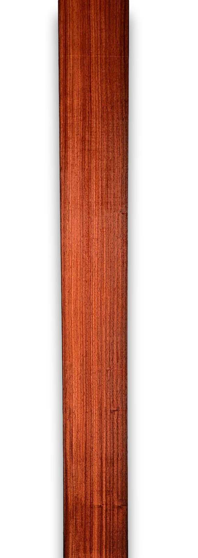 Lang vel padoek fineer 215x19 cm met natuurlijke houtnerf, geschikt voor marqueterie en creatieve houtbewerking.