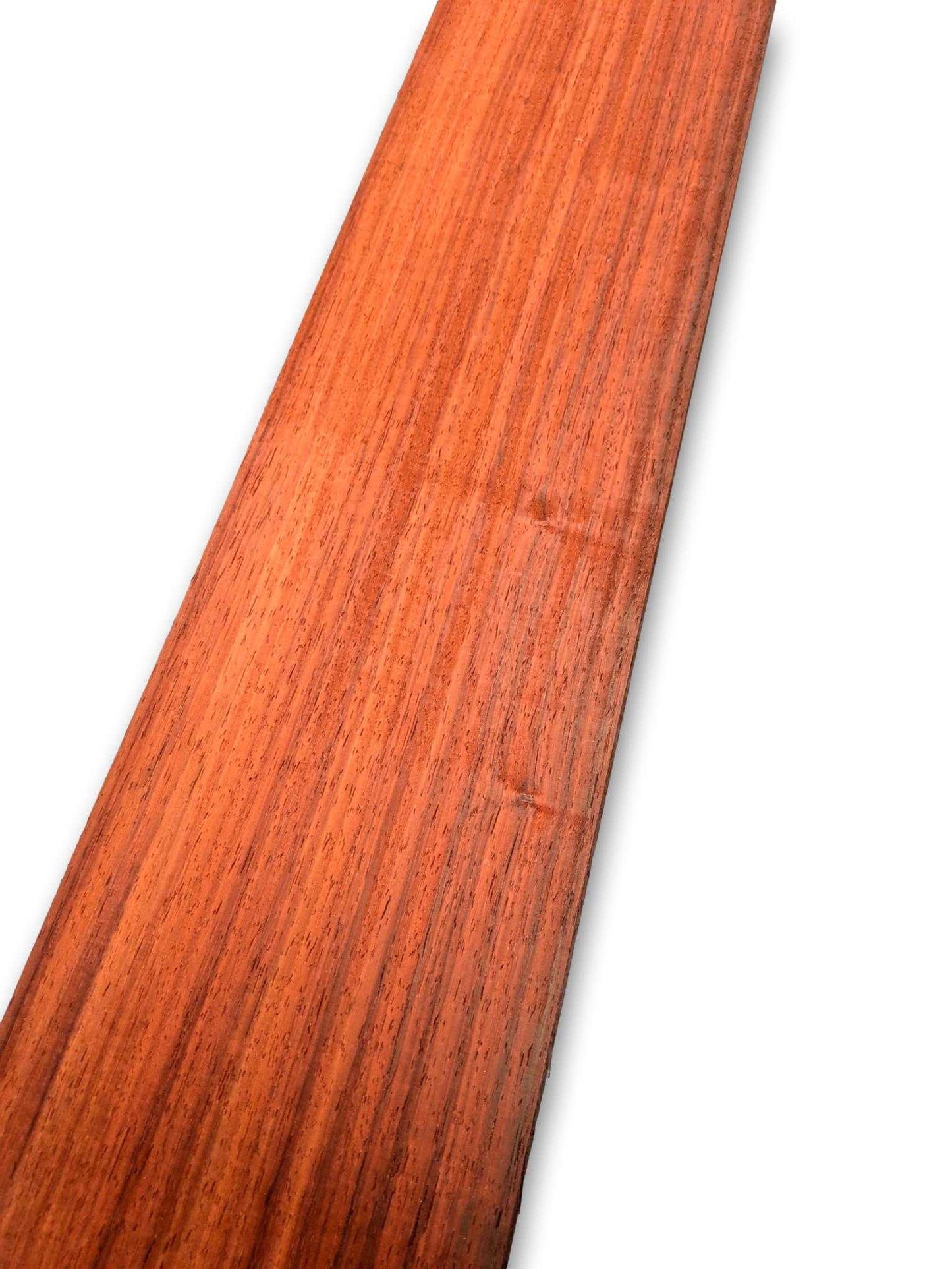 Detail van padoek houtfineer vel met warme roodbruine tinten en fijne nerfstructuur, perfect voor ambachtelijke toepassingen.