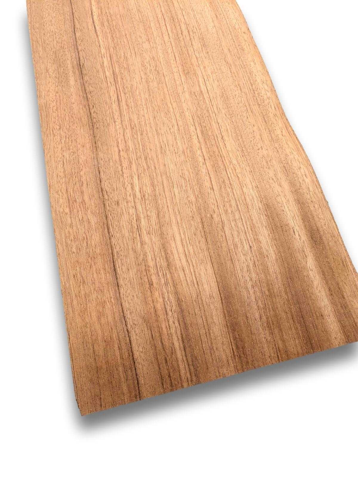 Bubinga fineer 235 x 20 cm in naturel, onbehandelde staat met zichtbare houtnerf. Ideaal voor meubelbekleding of restauratieprojecten.
