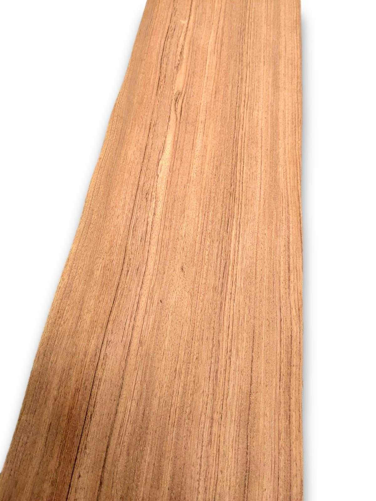 Langwerpig vel bubinga fineer 235 x 20 cm, los en natuurlijk zonder backing. Geschikt voor marqueterie of creatieve houtbewerking.