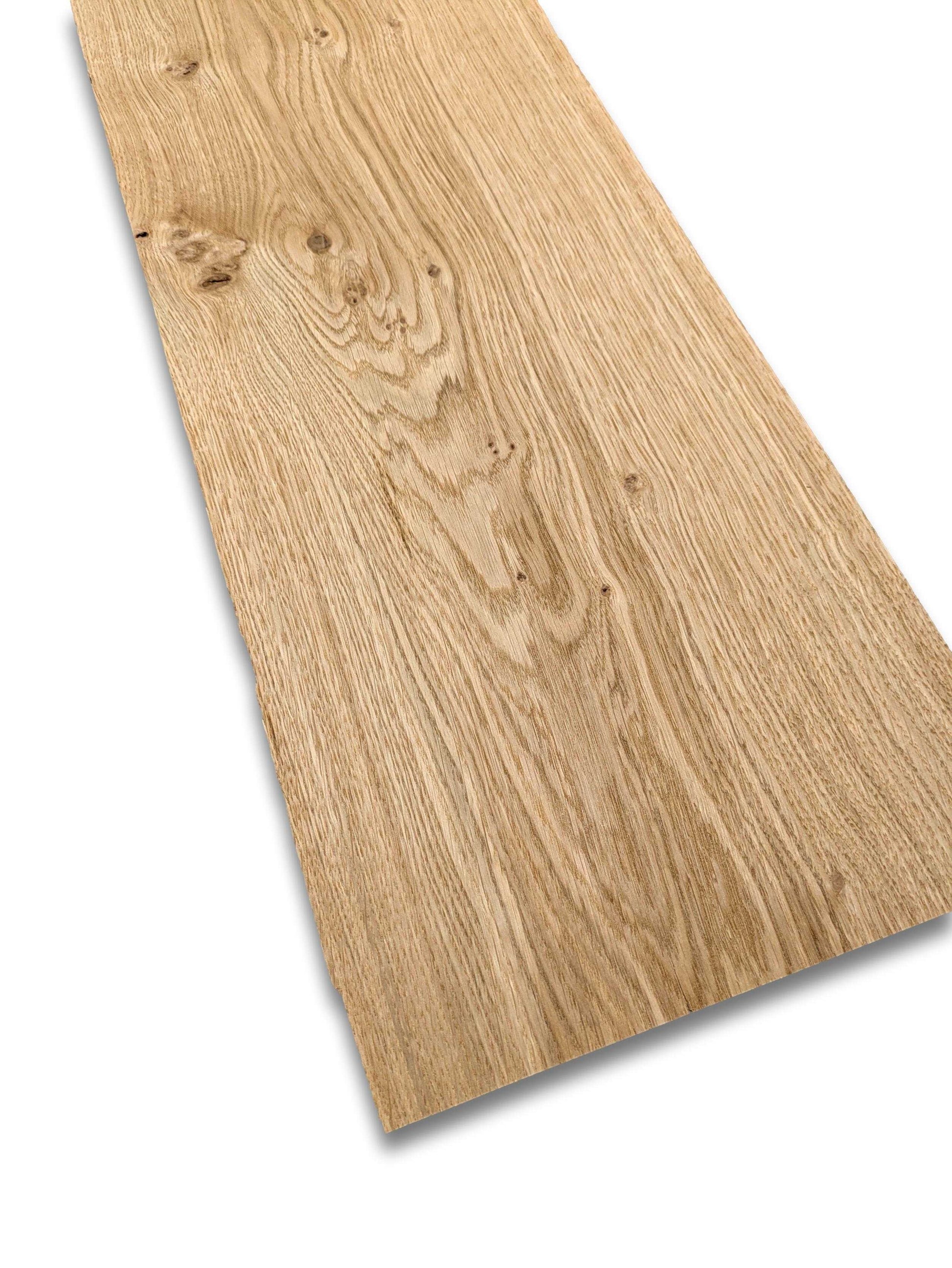 Eiken rustiek houtfineer 240 x 22 cm met natuurlijke nerfstructuur en noesten. Ideaal voor meubelbekleding of restauratieprojecten.